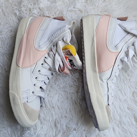 Nike Shoes - Nike Women’s hightop White Sneakers with Pink Swoosh stretchy elastic backing